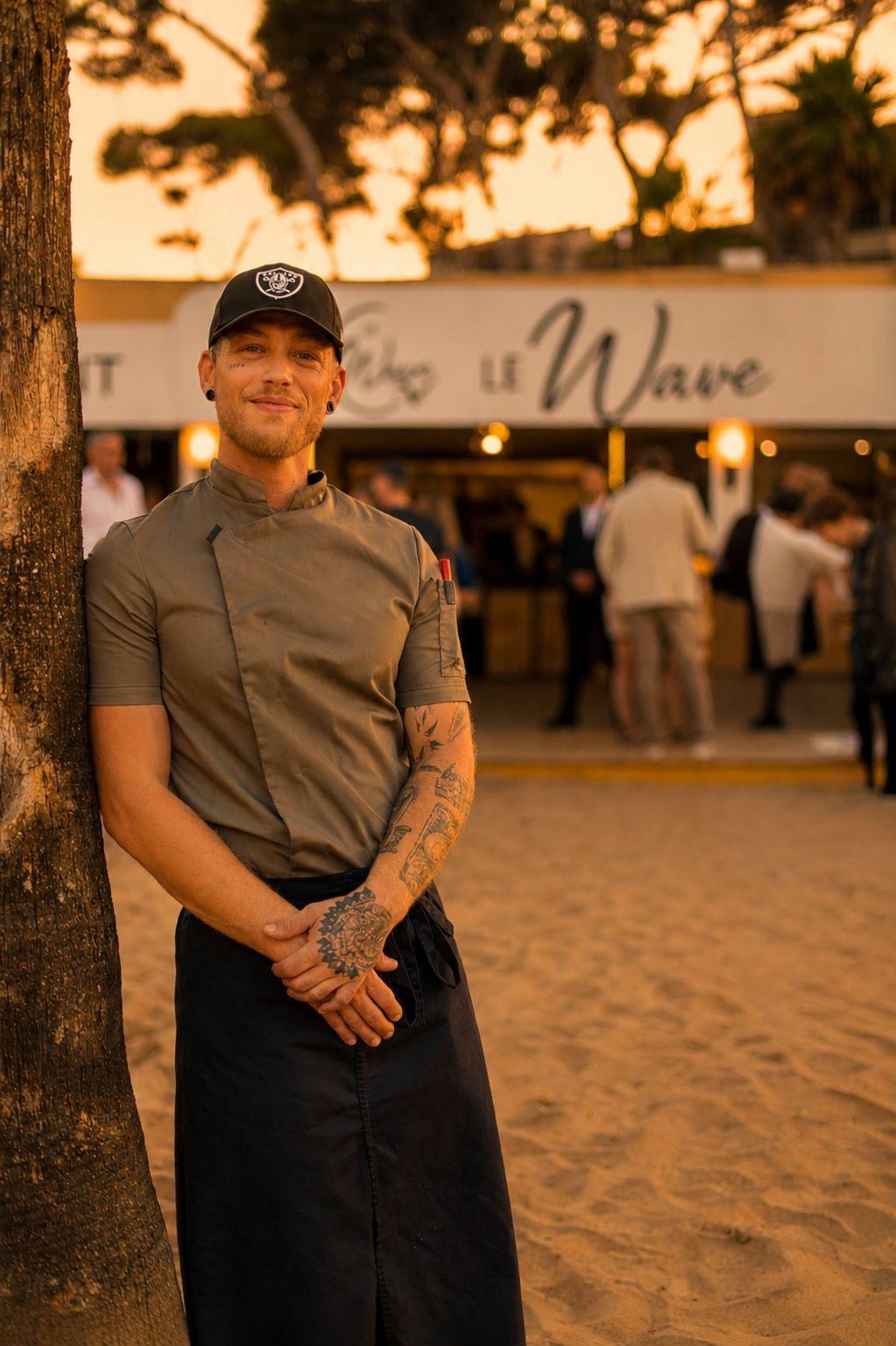 Le chef du restaurant Le Wave devant l'établissement, les pieds dans le sable à Saint-Aygulf