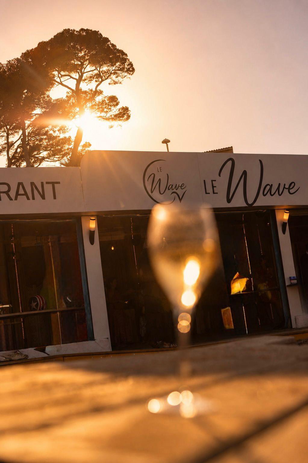 Façade du restaurant Le Wave à Saint-Aygulf au coucher de soleil, face à la Méditerranée